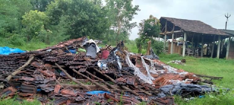 Navsari rain : A home collapse due to heavy rain in Navsari, woman injured Navsari : મહિલા ઘરમાં સૂતા હતા અને મોડી રાતે મકાન થયું ધરાશાયી, ભારે વરસાદને કારણે મકાન ધરાશાયી