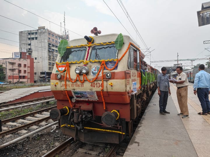 अंतिम यात्रा के लिए आखिरी डीजल इंजन को गेंदा के फूल और केले के पत्ते से सजाया गया. वहीं युवाओं ने डीजल इंजन के लोको पायलेट को गुलाब का फूल देकर सम्मान किया. डीजल इंजन के साथ सेल्फी खींची और सोशल मीडिया पर अपलोड की. युवाओं ने इस पल को यादगार लम्हा बताया.