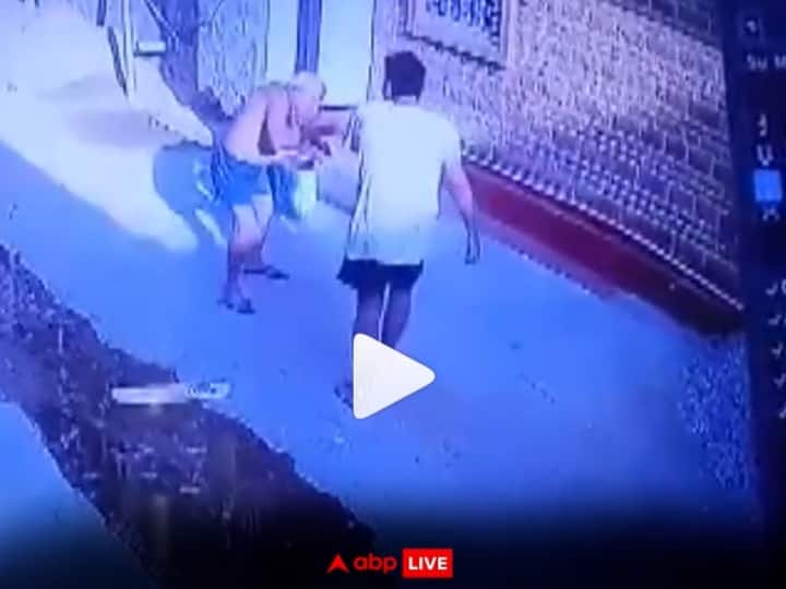 Rajasthan News An old man was beaten up by his son in Jodhpur video gone viral Jodhpur Crime News: जोधपुर में शख्स ने की बूढ़े पिता की पिटाई, देखें दिल दहला देने वाला वीडियो