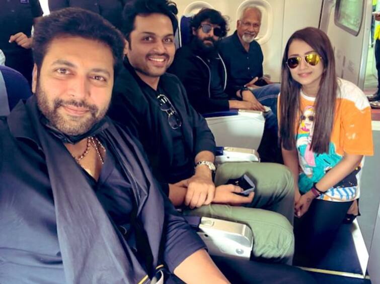 Ponniyin Sevlan: The journey of The Cholas begins Actor Karthi posted the movie update on his twitter with photos of Ponniyin selvan crew Mani rathnam Jayam ravi Vikram Karthi Trisha Ponniyin Selvan: விமானத்தில் தொடங்கிய சோழர்கள் பயணம்... முதல் நாள் கேரளாவில்!