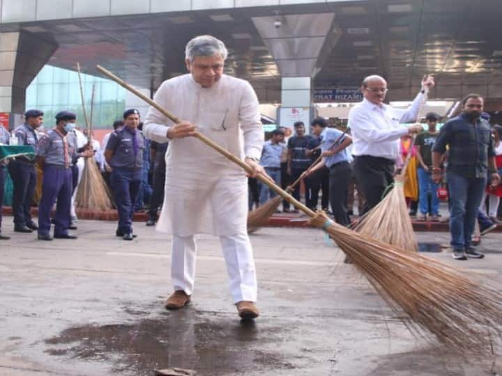 Delhi: Railway Minister Ashwini Vaishnav took stock of cleanliness at Hazrat Nizamuddin Railway Station ann Delhi News: रेल मंत्री अश्विनी वैष्णव ने हजरत निजामुद्दीन स्टेशन पर लिया साफ-सफाई का जायजा, गंदगी देखी तो खुद लगाने लगे झाड़ू