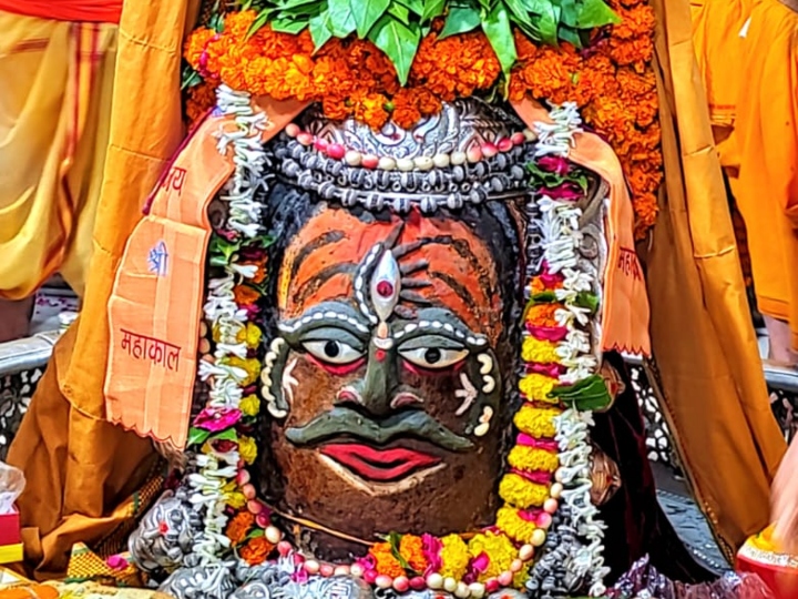 Mahakal Temple: महाकाल मंदिर में भक्तों ने दिल खोल कर किया दान, बीते एक साल में चढ़ाए 81 करोड़ रुपये MP News Ujjain Mahakaleshwar temple has more than doubled revenue in the last one year Mahakal Temple: महाकाल मंदिर में भक्तों ने दिल खोल कर किया दान, बीते एक साल में चढ़ाए 81 करोड़ रुपये