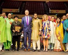 Navratri 2022: અમેરિકાના કેન્સાસમાં દાંડિયા ક્વીન ફાલ્ગુની પાઠક ફાલ્ગુની પાઠકના તાલે ગરબે ઘૂમ્યા ગુજરાતીઓ, જુઓ તસવીરો