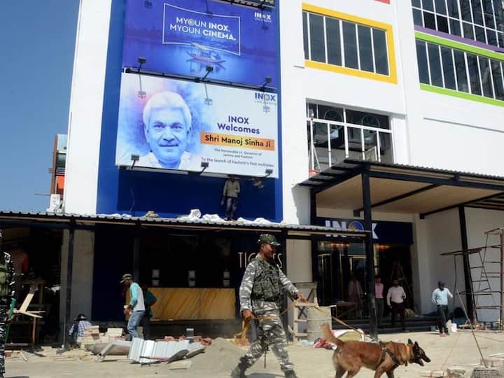 काश्मीरच्या पहिल्या या मल्टिप्लेक्समध्ये एकूण 520 आसनक्षमतेची तीन चित्रपटगृहे आहेत. स्थानिक खाद्यपदार्थांना प्रोत्साहन देण्याच्या उद्देशाने थिएटरच्या आवारात 'फूड कोर्ट' देखील असणार आहे.(Greater Kashmir/twitter)