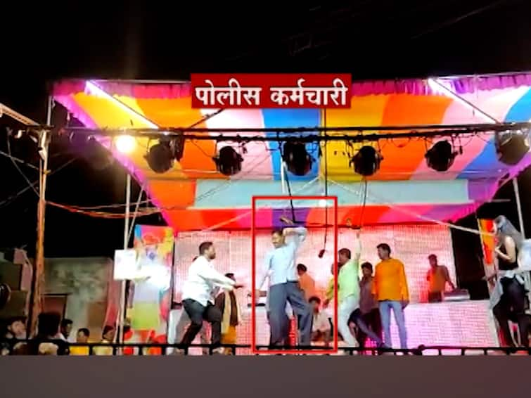 Jalgaon News the video of a cop dancing in a tamasha goes viral suspended Jalgaon News : पोलीस कर्मचाऱ्याचा तमाशात नाचतानाचा व्हिडीओ व्हायरल, पोलीस अधीक्षकांकडून निलंबनाची कारवाई