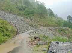 उत्तराखंड में डबरकोट की पहाड़ी से लगातार गिर रहे हैं पत्थर, यमुनोत्री जाने वाले श्रद्धालुओं को परेशानी