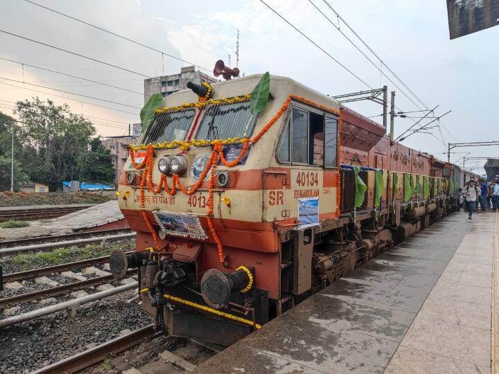 महाराष्ट्र का कोकण रेलवे नेटवर्क अब पूरी तरह से विद्युतीकृत (Electrified) हो गया है. इस क्षेत्र में अब ट्रेनें डीजल इंजन नहीं, बल्कि इलेक्ट्रिक इंजन से चलेंगी. बड़ौदा से जब 12431/12432 त्रिवेंद्रम-निजामुद्दीन राजधानी एक्सप्रेस अंतिम डीजल इंजन से रवाना हो रही थी तो प्रसंशको ने इसे भावनात्मक विदाई दी.