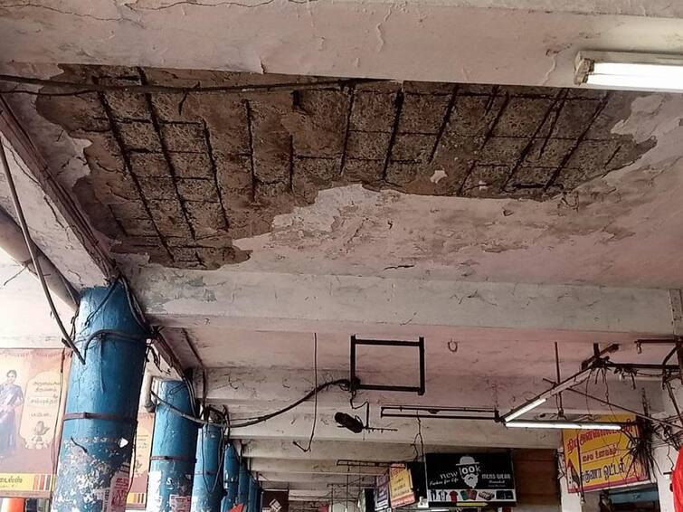 roof collapsed at karur bus stand TNN கரூர் பேருந்து நிலையத்தில் மேற்கூரை கீழே விழுந்ததால் பரபரப்பு