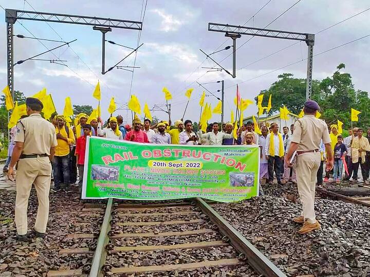 Jharkhand railway tracks disrupted in Jharkhand, West Bengal and Odisha over demand for ST status Jharkhand News: एसटी दर्जे के लिए कुर्मी समुदाय ने किया प्रदर्शन, झारखंड समेत इन राज्यों में रेलवे सेवाएं बाधित