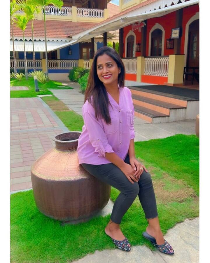 స్క్రీన్ పై వయసుకి మించిన పాత్రలు చేస్తున్న ప్రశాంతి.. ఎప్పటికప్పుడు ఇన్ స్టా గ్రామ్ లో ఫొటోస్ షేర్ చేస్తుంటుంది.