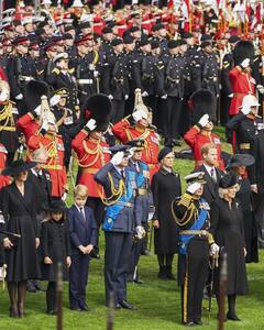 क्वीन एलिजाबेथ द्वितीय की अंतिम विदाई में रोने लगीं Meghan Markle, सामने आई ऐसी तस्वीरें