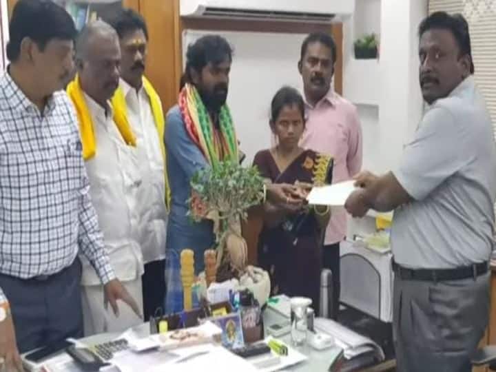Theni: Collector Muralitharan presented a relief check of Rs.1 lakh to the parents of the girl who died due to the negligence of the municipal administration. தேனி: பேரூராட்சி நிர்வாகத்தின் அலட்சியத்தால் உயிரிழந்த சிறுமி - பெற்றோருக்கு ரூ.1 லட்சம் நிவாரண உதவி