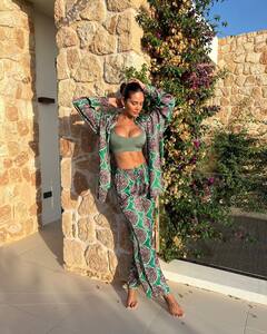 Esha Gupta Pics: बिकिनी में टोन्ड फिगर फ्लॉन्ट करती दिखीं ईशा गुप्ता, एक्ट्रेस की लेटेस्ट फोटो ने बढ़ाई फैन्स की धड़कनें