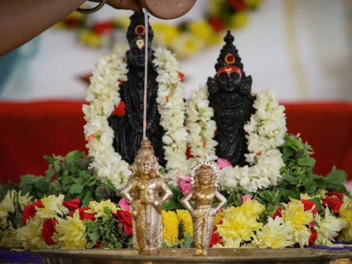 सूर्य देव की उपासना के बाद निर्जला व्रत रखकर भगवान विष्णु की विधिवत पूजा करें. पंचामृत से श्रीहरि का अभिषेक करें. फिर जरूरतमंदों को अन्न (चावल, दाल, नमक, शक्कर) का दान करें. कहते है ऐसा करने से विवाह में आ रही बाधाएं दूर हो जाती है.