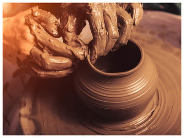 मिट्टी के बर्तन में आप करी, सॉस, सूप और मीट पका कर खाएं, फिर देखें कैसे इसका स्वाद दोगुना हो जाता है.