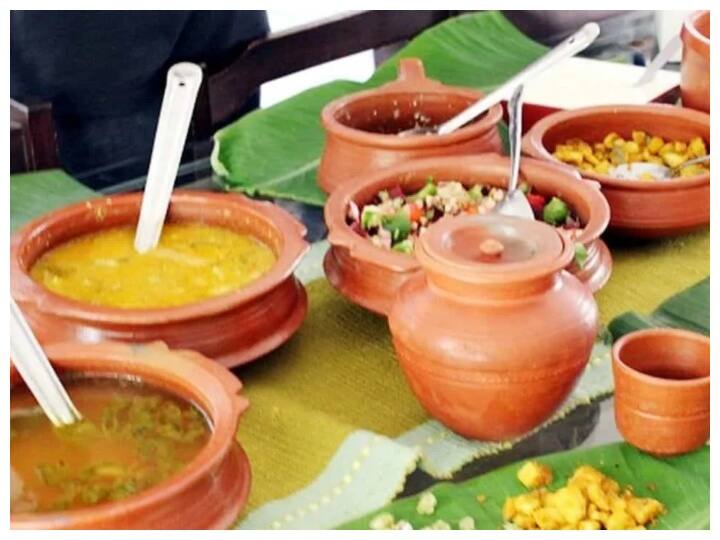 आपको बतादें कि मिट्टी के बर्तन में खाना पकाने से लेकर उसमें खाने से एक दो नहीं बल्कि सेहत को कई फायदें मिलते हैं. आइए जानें कैसे.