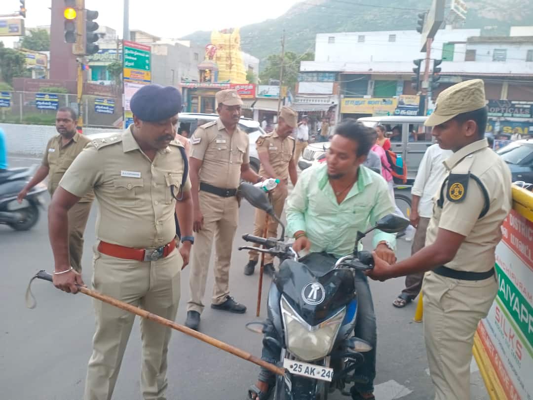 18 வயதுக்கு கீழ் இருப்பவர்கள் வாகனம் ஓட்டினால் உரிமையாளர் மீது வழக்குப்பதிவு - திருவண்ணாமலை எஸ்பி Tiruvannamalai SP interview where parent or owner of vehicle will be prosecuted for driving under 18 years of age TNN 18 வயதுக்கு கீழ் இருப்பவர்கள் வாகனம் ஓட்டினால் உரிமையாளர் மீது வழக்குப்பதிவு - திருவண்ணாமலை எஸ்பி