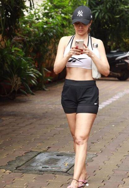 મલાઈકા અરોરા જિમ લૂકમાં ખૂબ જ હોટ લાગી રહી છે.