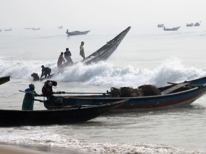 Sri Lankan Navy Arrests Eight Tamil Nadu Fishermen For Crossing IMBL Sri Lankan Navy Arrests Eight Tamil Nadu Fishermen For Crossing IMBL