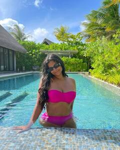 Pics: માલદીવમાં વેકેશન એન્જૉય કરી રહી છે Rhea Kapoor, બિકીની પહેરીને બતાવ્યો ગ્લેમરસ અંદાજ