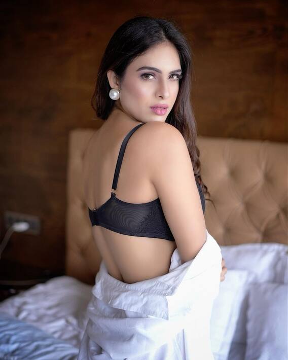 Neha Malik Pics: नेहा मलिक ब्लैक बिकिनी में बेड पर हॉट पोज देती हुई, तस्वीरें वायरल Neha Malik Pics: नेहा मलिक ब्लैक बिकिनी में बेड पर हॉट पोज देती हुई, तस्वीरें वायरल