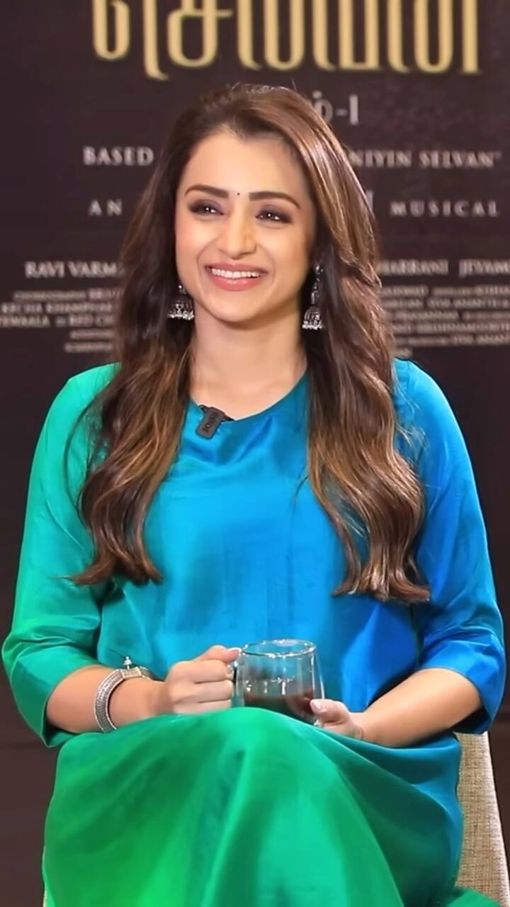 உன் பேச்சு ...உன் பார்வை நகர்த்திடும் பகலை ...இரவை ..!
