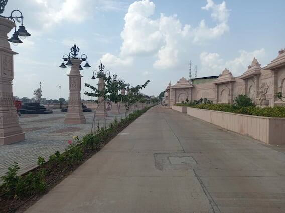 દેશના વડાપ્રધાન નરેન્દ્ર મોદી 11 ઓક્ટોબરે મહાકાલ કાર્ય દ્વારનું ઉદ્ઘાટન કરવા જઈ રહ્યા છે. તે દેશભરના નામાંકિત કલાકારો દ્વારા તૈયાર કરવામાં આવ્યું હતું. અહીં 108 આકર્ષક સ્તંભો ઉભા કરવામાં આવ્યા છે, જ્યારે ભગવાન શિવના 190 સ્વરૂપો વિવિધ મૂર્તિઓ દ્વારા દેખાય છે.