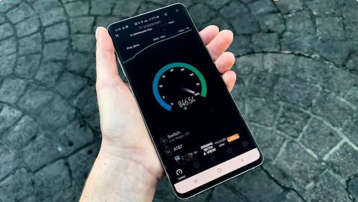 আপনার ফোনের আয়ু কমিয়ে দিতে পারে তা হল গেম খেলার সময় স্মার্টফোন চার্জ। যুবকদের মধ্যে এই প্রবণতা প্রায়শই দেখা যায়। এ কারণে স্মার্টফোনের প্রসেসরের ওপর চাপ অনেক বেশি বেড়ে যায়, যে কারণে ব্যাটারি গরম হওয়ার সমস্যা দেখা যায়। এতে আপনার ফোনের ব্যাটারি দ্রুত নষ্ট হয়ে যেতে পারে।