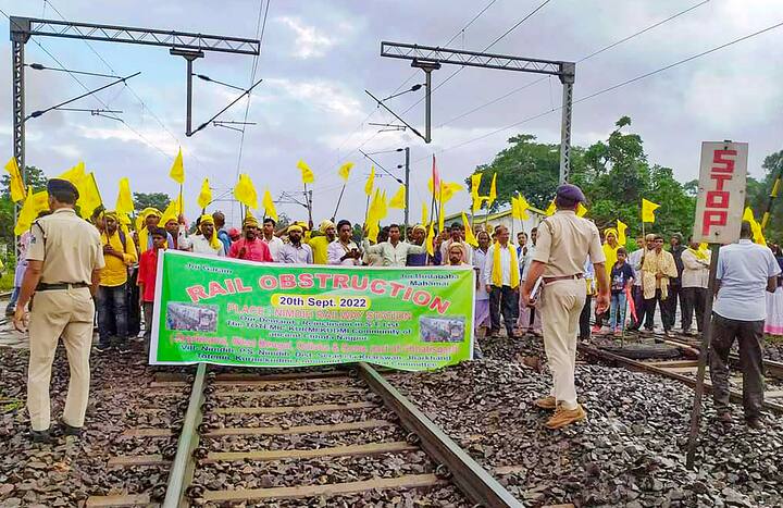মঙ্গলবারের মতো, বুধবারও পুরুলিয়া-বরাকর রাজ্য সড়ক অবরোধ করেন আন্দোলনকারীরা। বিক্ষোভ দেখানো হয়, ৬ নম্বর জাতীয় সড়কেও। যার জেরে, পশ্চিম মেদিনীপুর থেকে ঝাড়খণ্ড যাওয়ার পথে আটকে পড়ে একের পর এক পণ্যবাহী লরি। ছবি: পিটিআই