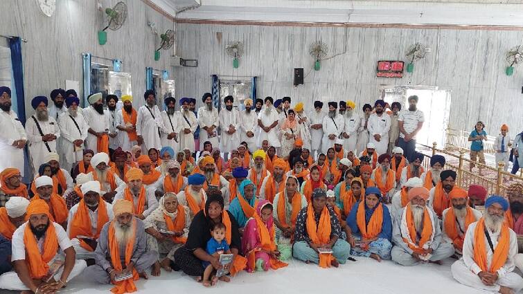 About 500 members of 56 Sikh families of the border area returned home in Sikhism honored at gurudwara chheharta sahib ਸਰਹੱਦੀ ਖੇਤਰ ਦੇ 56 ਸਿੱਖ ਪਰਿਵਾਰਾਂ ਦੇ ਕਰੀਬ 500 ਮੈਂਬਰਾਂ ਨੇ ਸਿੱਖੀ ’ਚ ਕੀਤੀ ਘਰ ਵਾਪਸੀ, ਗੁਰਦੁਆਰਾ ਛੇਹਰਟਾ ਸਾਹਿਬ ਵਿਖੇ ਕੀਤਾ ਸਨਮਾਨਿਤ
