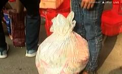 દૂધ ન મળવાની બીકમાં લોકો કોથળા ભરીને લઈ જાય છે દૂધ, જુઓ પડાપડીના આ દ્રશ્યો