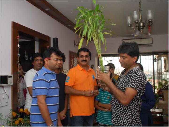 पेटा इंडिया वीडियो में दिखाया गया है कि राजू श्रीवास्तव ने एक शक्तिशाली संदेश दिया था जिसमें लोगों से पुलिस को नुकीले बिट्स के उपयोग की रिपोर्ट करने और एक घोड़ा-मुफ्त शादी रखने के लिए कहा गया था.