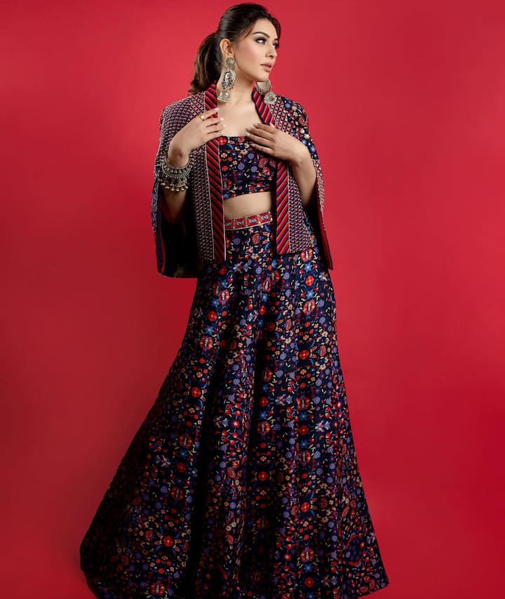 हंसिका ने अपनी खूबसूरत तस्वीरें शेयर कर सोशल मीडिया पर तहलका मचा दिया है. ट्रेडिशनल के साथ वेस्टर्न टच लिए वो इन तस्वीरों में नजर आ रही हैं.
