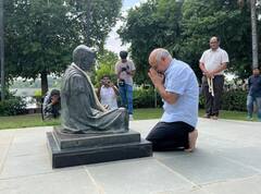 Manish Sisodia Gujarat Visit 2022: મનીષ સિસોદીયાએ લીધી ગાંધી આશ્રમની મુલાકાત, ચરખો કાંત્યો - Pics