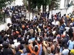 భారత్ - ఆసీస్ మ్యాచ్ టిక్కెట్ల కోసం పడిగాపులు - ఏ విషయం చెప్పని హెచ్‌సీఏ ! అసలేం జరుగుతోంది ?