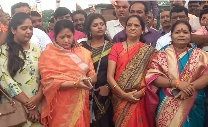 शिवसैनिकांनी मोठ्या प्रमाणात निदर्शनं केली.