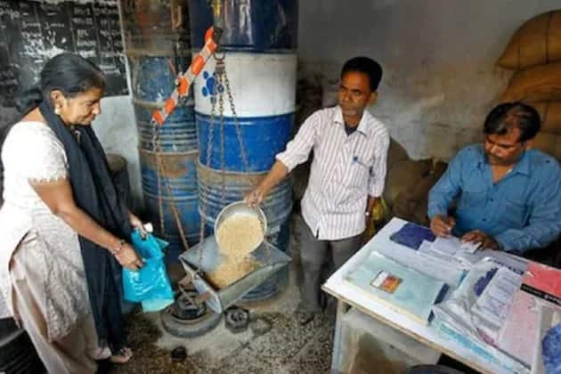 দুই ধরণের রেশন কার্ডগ্রাহকরা আগামী মাসখানেক পাবেন বিশেষ সুবিধা। ভরতুকির নতুন সুখবর ঘোষণা রাজ্য সরকারের।