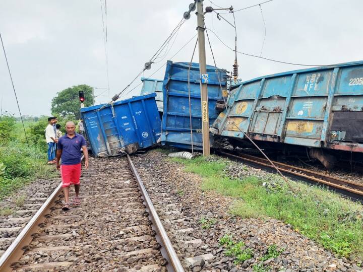Goods Train Derail: बिहार के रोहतास में पटरी से उतरे मालगाड़ी के 22 डिब्बे, अप-डाउन लाइन पर कई ट्रेनें प्रभावित Train Derail: 22 coaches of goods train derailed while going from Mughalsarai to Gaya in Rohtas ann Goods Train Derail: बिहार के रोहतास में पटरी से उतरे मालगाड़ी के 22 डिब्बे, अप-डाउन लाइन पर कई ट्रेनें प्रभावित
