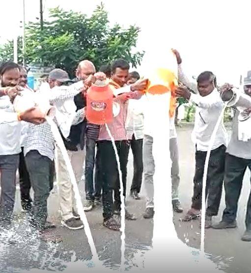 रस्त्यावर दूध ओतून शेतकऱ्यांनी केला सरकारचा निषेध