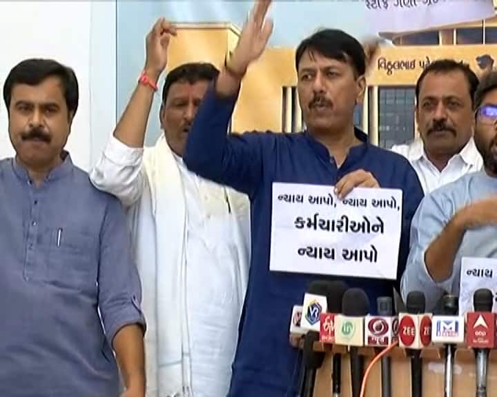 અમિત ચાવડાએ સરકાર પર પ્રશ્નો કરતા જણાવ્યુ કે, લોકોના પ્રશ્નોની ચર્ચા કરવાથી ભાગે છે. રાજ્યના 15 લાખથી વધુ કર્મચારીઓ રોડ પર આવી ગયા છે. તેમના પ્રશ્નોની ચર્ચા કરવાની કોંગ્રેસે માંગ કરી તો તેના માટે સમય નથી આપવો. ગુજરાતના ખેડૂતોના પ્રશ્નો તેમને નથી સાંભળવા.