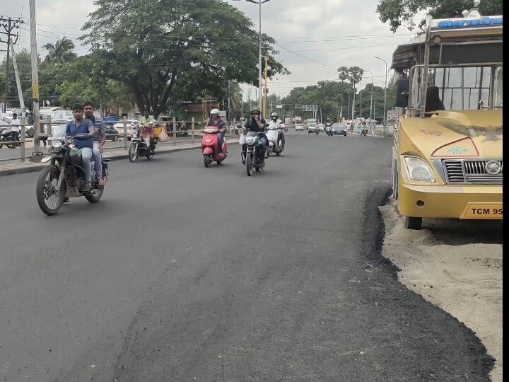 கோவையில் சாலையோரத்தில் நிறுத்தப்பட்ட வாகனங்களை அகற்றாமல்  போடப்பட்ட தார்சாலை; குமுறும் வாகன ஓட்டிகள்