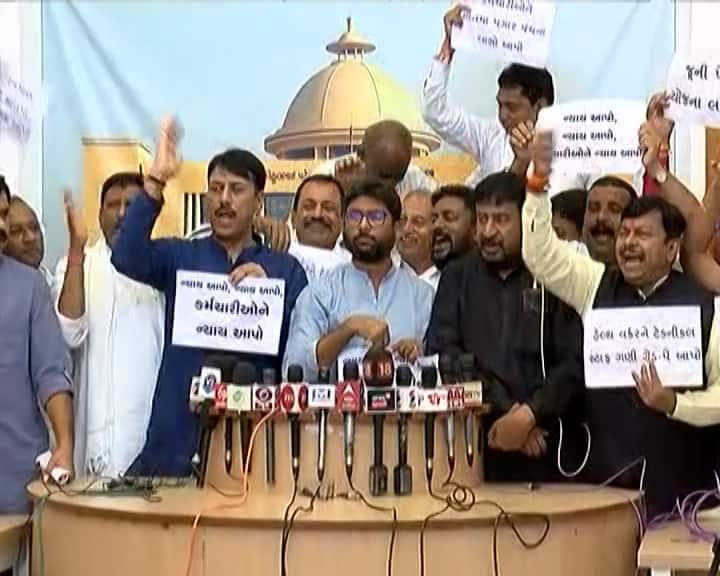 Gujarat assembly session Congres protest in assembly on issue of govt employees and other , MLAs suspend for one day Gujarat assembly session : કોંગ્રેસના ધારાસભ્યો એક દિવસ માટે સસ્પેન્ડ, ધારાસભ્યોને ઊંચકીને ગૃહ બહાર લઈ જવાયા