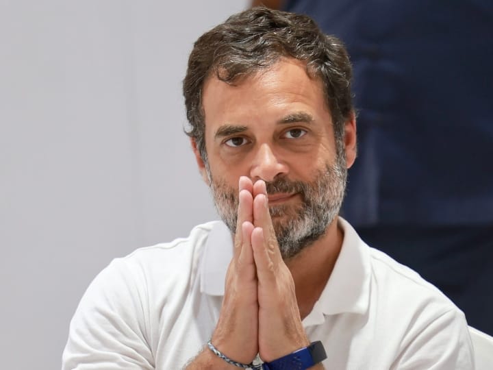 जयराम रमेश ने कहा कि यह पूछे जाने पर कि कांग्रेस बीजेपी से कैसे अलग है, वायनाड के सांसद गांधी ने जवाब दिया कि उनकी पार्टी कम केंद्रीकृत है और निरंकुश नहीं है और उसने असहमति की आवाजों को कभी नहीं दबाया. रमेश के अनुसार गांधी ने कहा कि लोग बीजेपी की तुलना में उनकी पार्टी में अधिक खुलकर बोलने में सक्षम हैं.