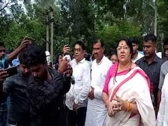 ‘শিশুহত্যায় রাজনীতির রং চাই না’, লকেটকে ঘিরে বিক্ষোভ শান্তিনিকেতনে, এগোতেই পারলেন না সাংসদ