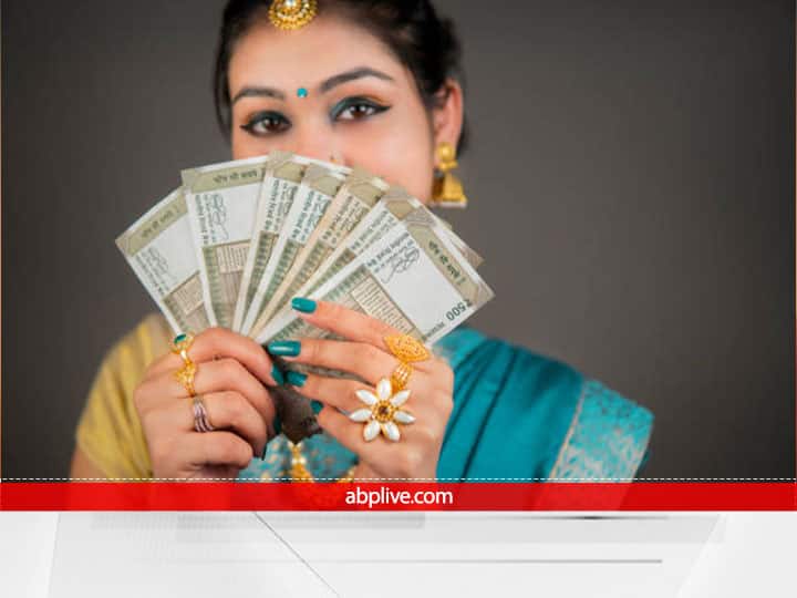 धन का व्यय- जो लोग धन आने पर उसे बिना वजह के खर्च करने में लग जात हैं, लक्ष्मी जी ऐसे लोगों से रूठ जाती हैं. ऐसे लोगों को लक्ष्मी जी बहुत जल्द छोड़कर चली जाती हैं. लक्ष्मी जी उन लोगों को अपना आशीर्वाद देती हैं, जो धन का संचय यानि बचत करते हैं.