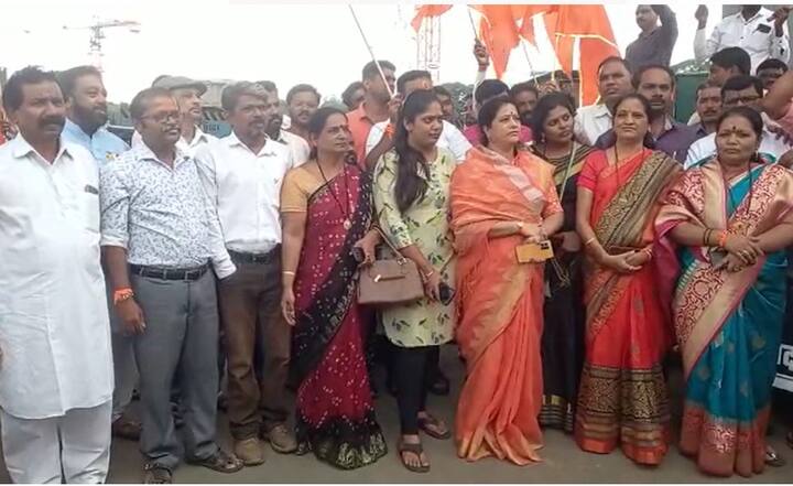 शिवसेनेच्या महिला आणि पुरुष कार्यकर्ते देखील मोठ्या प्रमाणात सहभगी झाले होते.