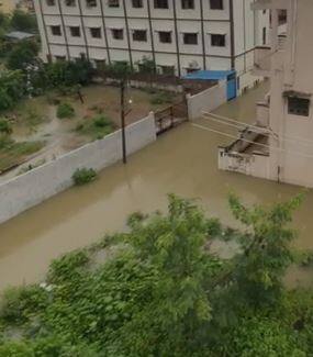 अचानक आलेल्या पावसाचा नागरिकांना फटका