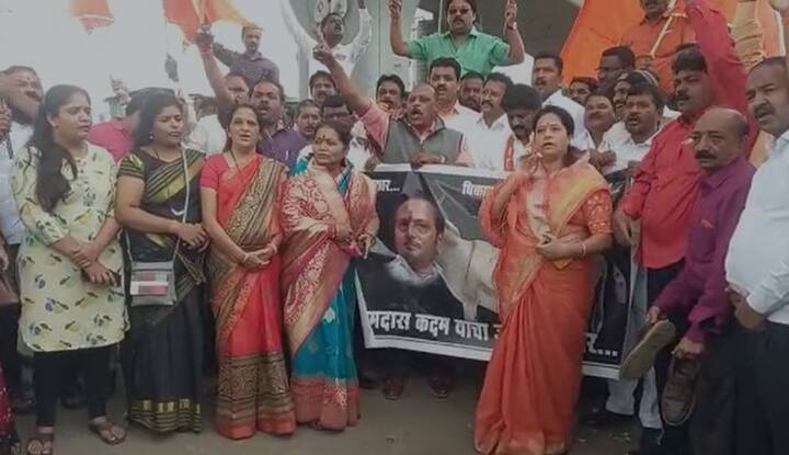 ठाकरे कुटुंबियांविषयी शिंदे गटाचे नेते रामदास कदम यांनी आक्षेपार्ह वक्तव्य केलं होतं.