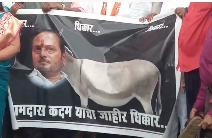 त्यांचा फोटो देखील दहन करण्यात आला. गाढवाच्या शरीराला रामदास कदमांचा फोटो लावत शिवसैनिकांनी विरोध दर्शवला.