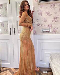 In Pics: बहुत छोटी फ्रॉक पहनकर टोंड लेग्स फ्लॉन्ट करती नजर आईं Chetna Pande, देखें ग्लैमरस फोटोज